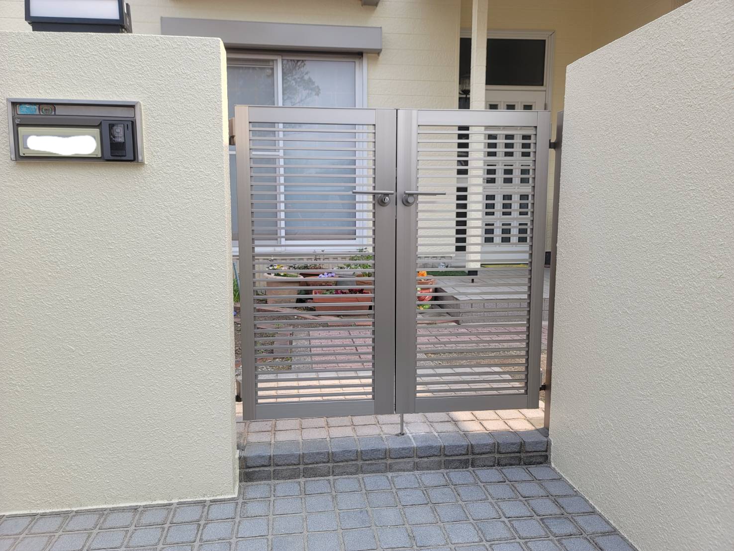 外壁塗装をきっかけに、クラシックな門扉をモダンデザインへ交換 画像