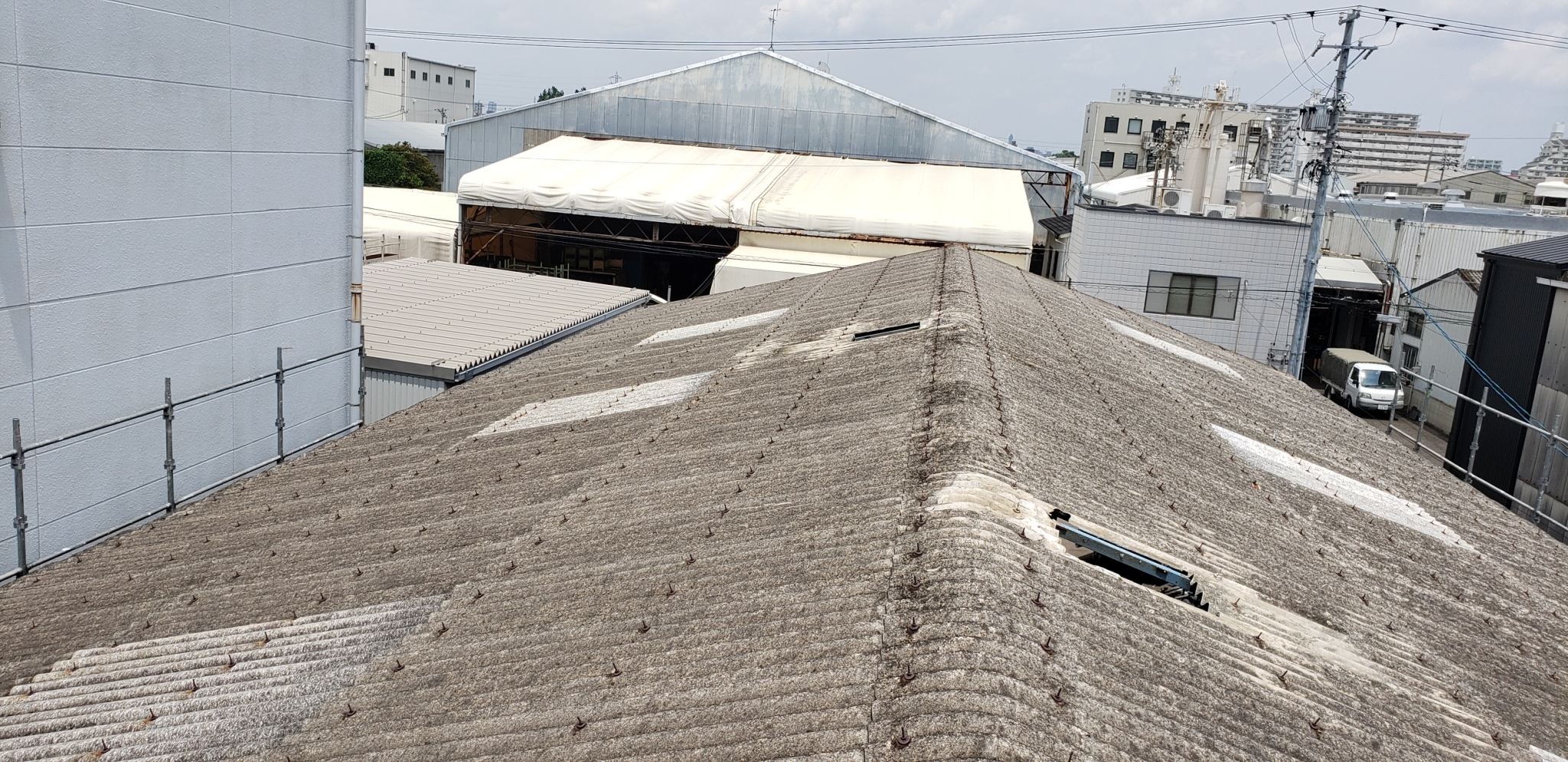 工場などの古い波形スレート屋根メンテナンス方法は何がいい？カバー工法でメンテナンスがお勧めです 画像