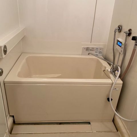 社宅で使用中のお風呂に不具合！ホールインワン式浴槽の交換工事を行いました アイキャッチ画像