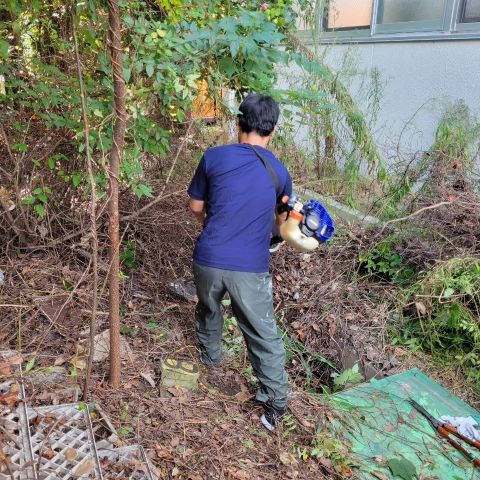 工場外壁塗装の事前準備！足場設置前に“背丈以上の草刈り”を実施しました アイキャッチ画像