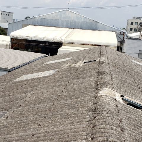 工場などの古い波形スレート屋根メンテナンス方法は何がいい？カバー工法でメンテナンスがお勧めです アイキャッチ画像
